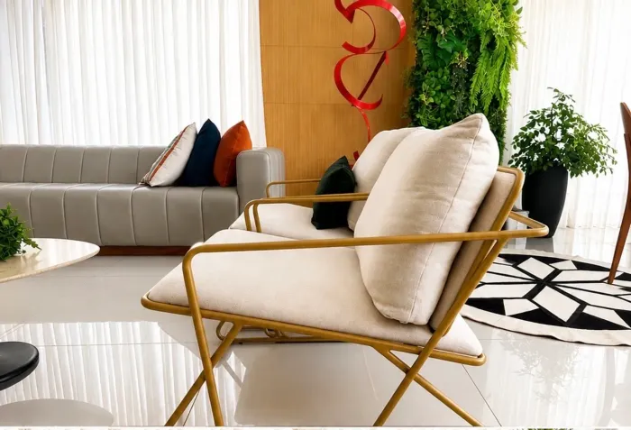 Poltrona Decorativa Premium Bege com Estrutura Dourada - Design Moderno