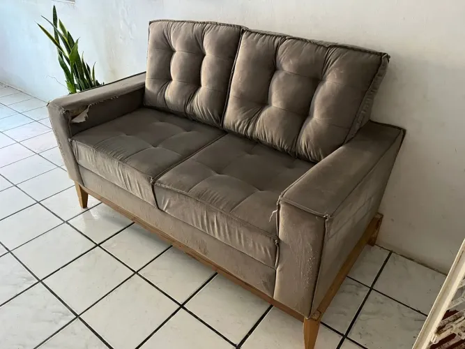 Sofá dois lugares, cor bege, à venda.