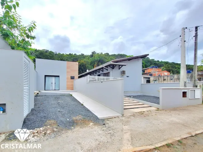 Casa com ponto comercial em Bombas