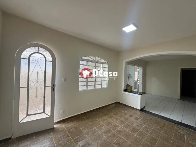 Casa com 3 dormitórios para alugar por R$ 2.400/mês - Vila Paulista - Taubaté/SP