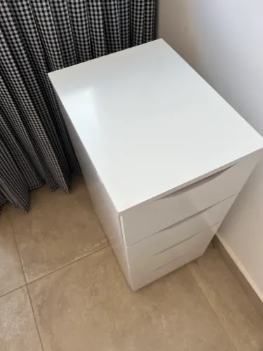 Gaveteiro é um organizador multiuso branco com 4 gavetas, por apenas R$100