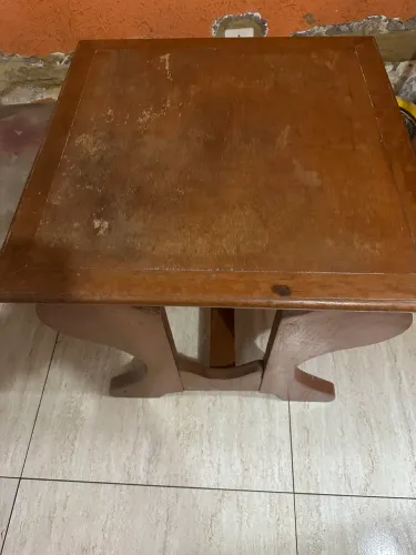 Mesa com cadeira ambos de madeira 