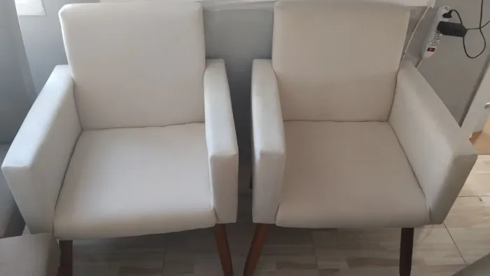 Vendo 2 poltronas lindas e confortável, na cor off-white/bege, em otimo estado.