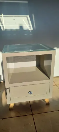 Criado mudo com tecnologia led e carregador inducao