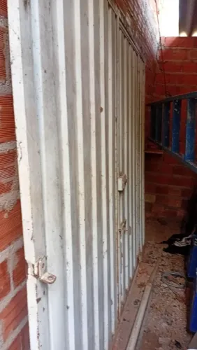 Vendo portão usado com marcas de uso mais com uma nova pintura  fica perfeito