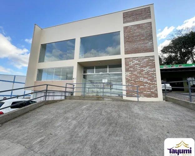 Loja comercial disponível para locação. Com 120m² a loja possui uma sala ampla, mezanino c