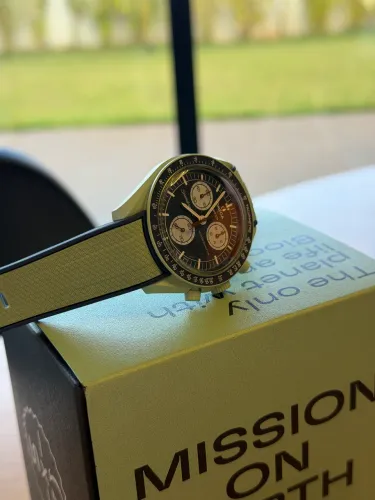 RELÓGIO SWATCH X OMEGA MOONSWATCH MISSION ON EARTH