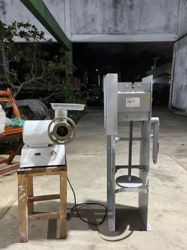 Máquina de fazer linguiça artesanal. Ensacadeira e moedor de carne. 