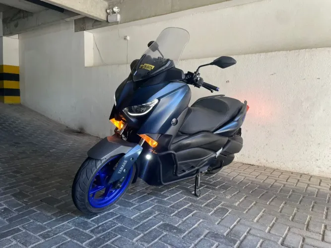 Xmax nova , baixo km 16500 , cheia de acessórios.