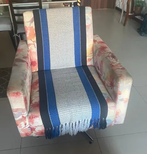 Poltrona fixa em tecido estampado