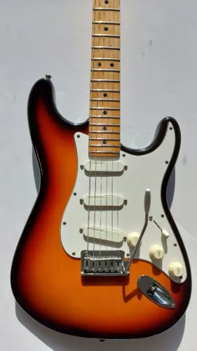 Guitarra Fender Stratocaster Plus