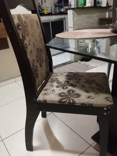 Linda mesa com tampo giratório 4 cadeiras 
