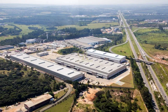 Galpão industrial em condomínio para locação no Éden, Sorocaba-SP: 42 vagas de garagem e 3