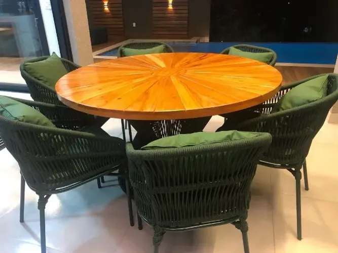 MESA COM TAMPO DE MADEIRA FORMATO PIZZA + 6 CADEIRAS DE CORDA NÁUTICA