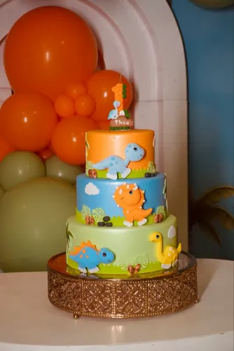 Bolo fake Baby Dino