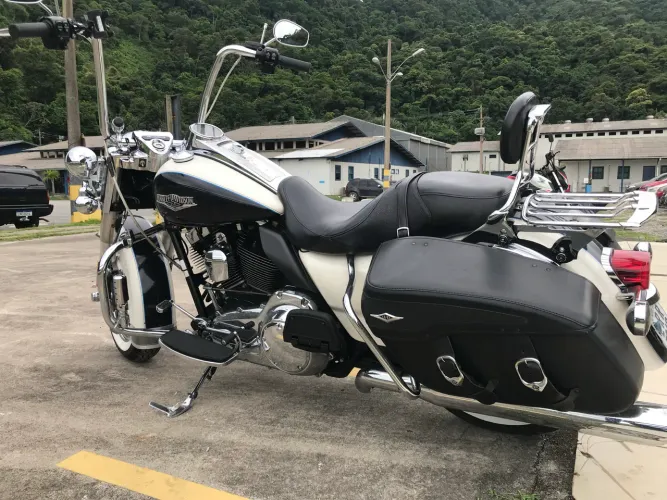 HD ROAD KING CLASSIC 2014 