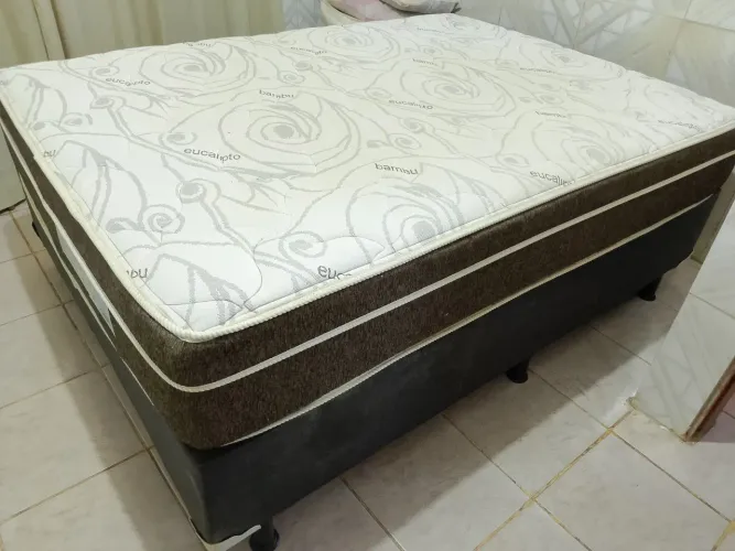 VENDO CAMA BOX CASAL SEMI-NOVA MOLAS ENSACADAS - DESCRIÇÃO NAS FOTOS.