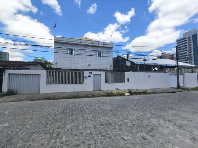 Casa 8 quartosQ (3 suítesS) para para aluguel em Cordeiro - Recife |