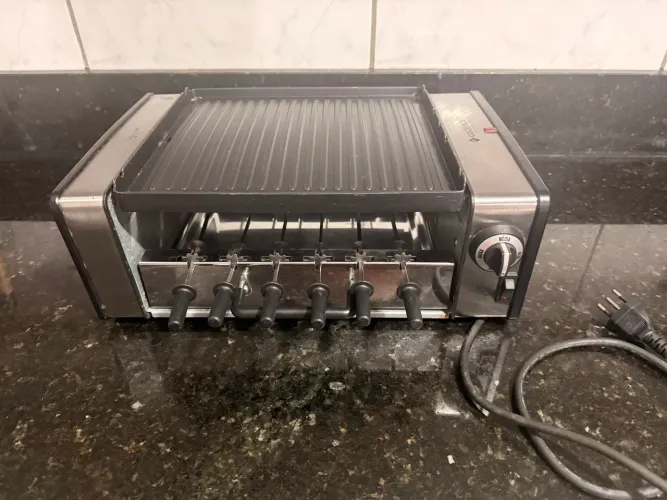 Churrasqueira de Espetinhos Elétrica + Chapa Dupla
