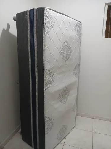 Cama solteiro com molas ensacadas.