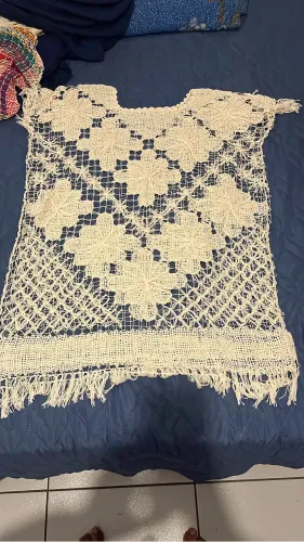 Blusa em renda de filé