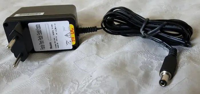 Fonte Pedal 9v 1 ampere Estabilizada Para Pedais Pedaleira Padrão Boss