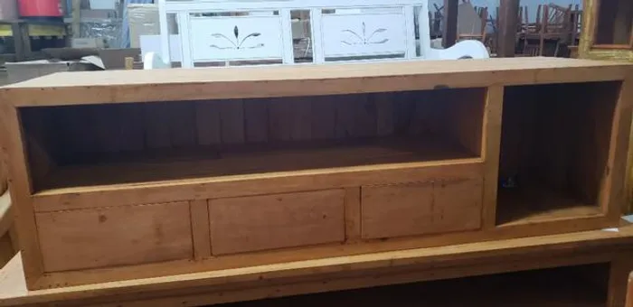 Rack Peroba Rosa Maquinado em Viga com 3 gavetas