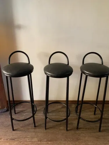 3 Banquetas de Bar em Metal e Couro Preto
