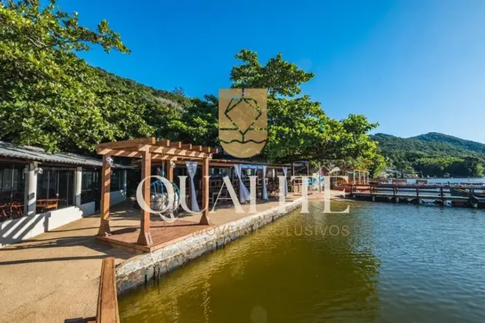 CASA COM PRAIA E TRAPICHE PARTICULAR EM UM AMPLO TERRENO DE 1190m²