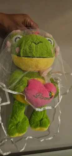Sapo de pelúcia com coração véu e buquer 