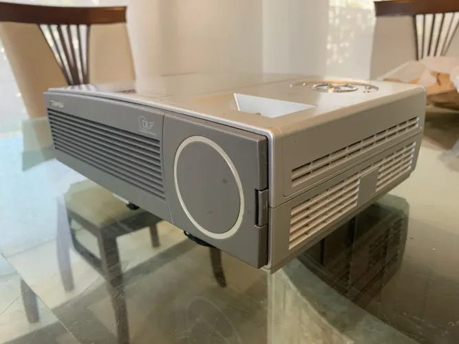 Projetor Toshiba 2700 lumens 
