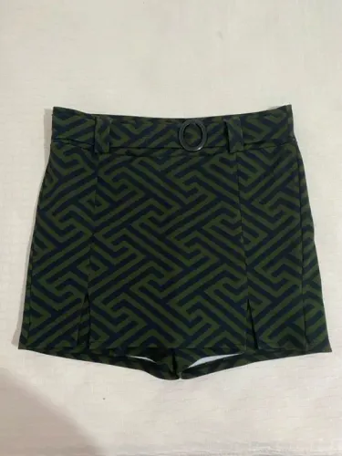 Saia estampada verde e preta com cinto