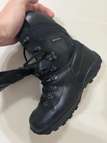 Vendo minha bota guartelá, original, pouco uso, poucas marcas de uso, TAM 41
