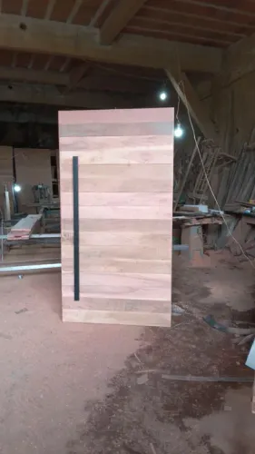 Porta pivotante  completa e instalada 