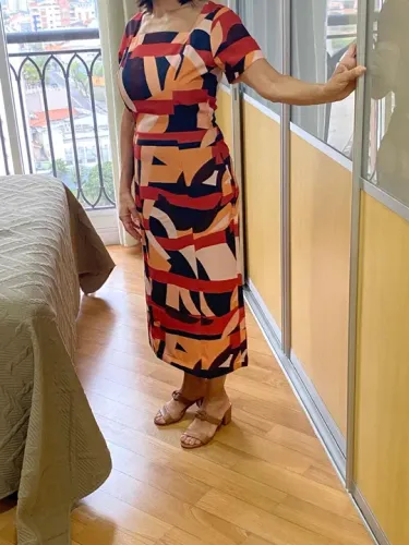 Vestido midi estampado abstrato 