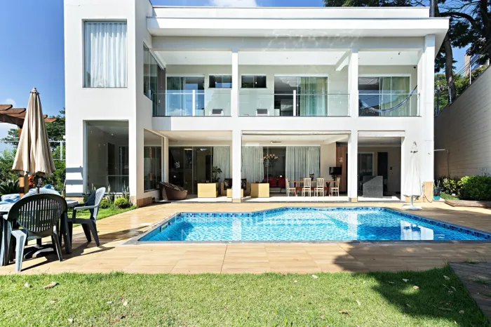 Casa reformada com amplo jardim e piscina