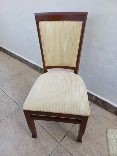 1 Cadeira de Jantar em Madeira e Estofado