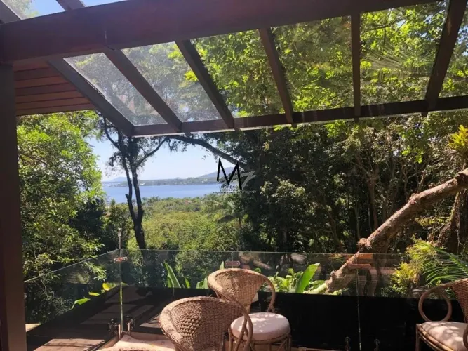 Casa em condomínio à venda na Lagoa da Conceição