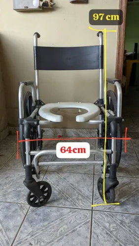 Cadeira de rodas sanitária com assento