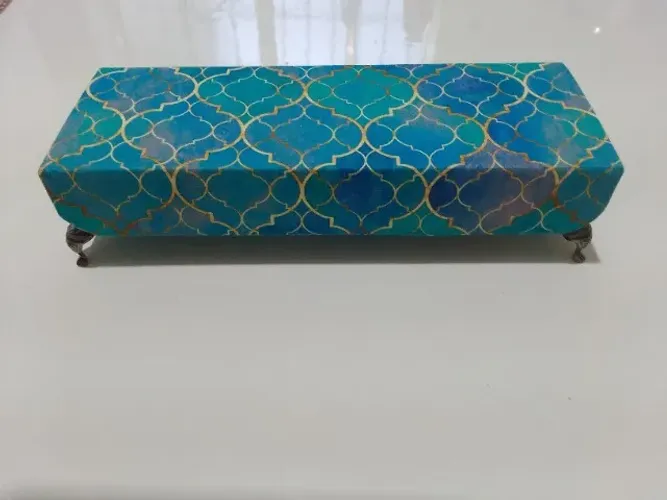 Caixa decorada com pés 