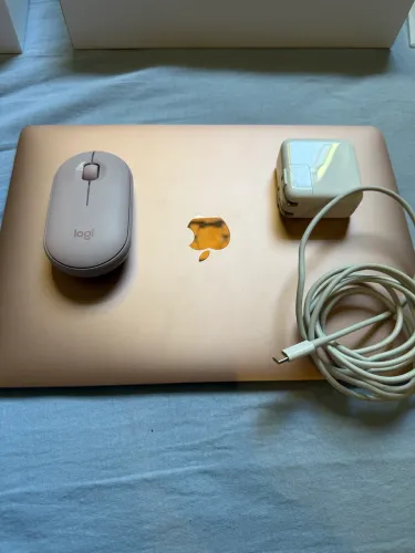 MacBook Air 13 M1 (256 GB) Rosa - Seminovo, impecável!