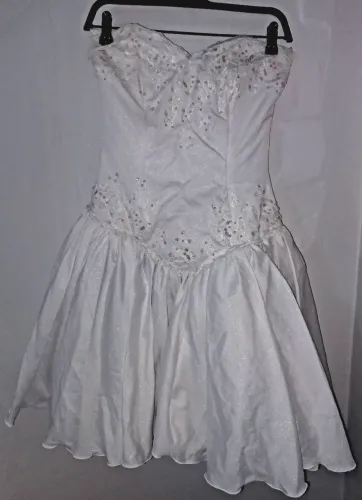 Vestido de 15 anosCurto com Detalhes em Pedraria