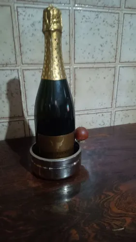 Antigo suporte de garrafa em inox, acompanha rolha, pouco usado
