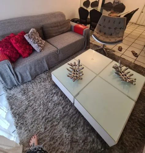 Mesa de centro branca BENETTI com tampo de vidro