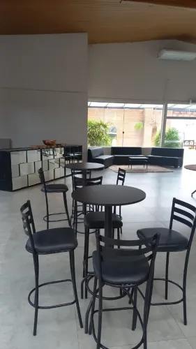 Aluguel de Mesas Bistrô, banquetas, sofás, e aparador 