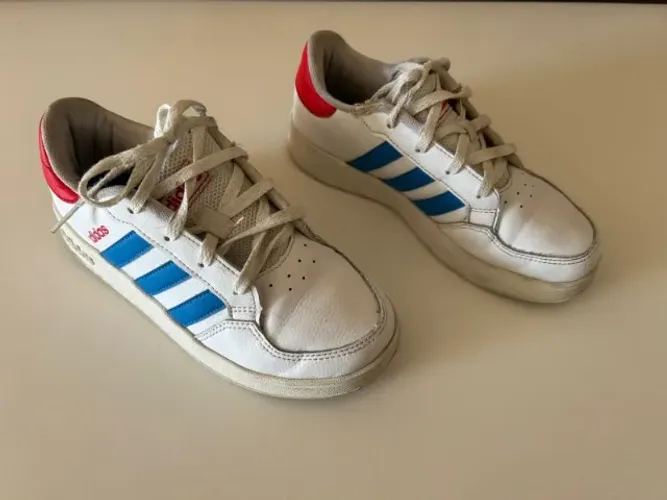 Tênis adidas lindo - tamanho 31