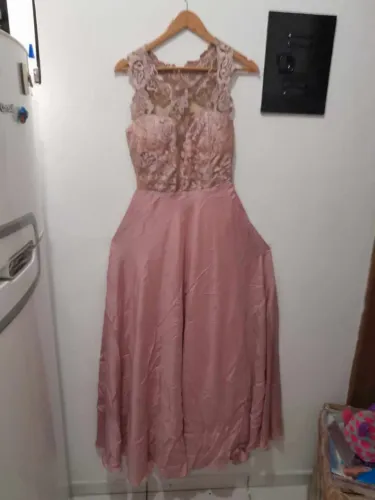 Vestido de festa rosa com detalhes em renda