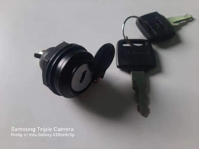 Trava para tampa lateral YBR 125