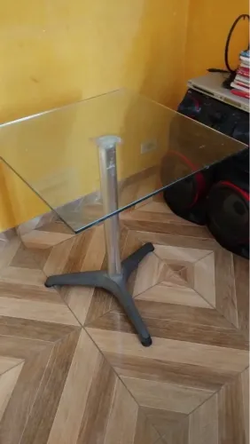 Mesa de Vidro com Base de Metal