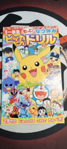 Livro de atividades com personagens japonês incluindo Pokémon- 2009
